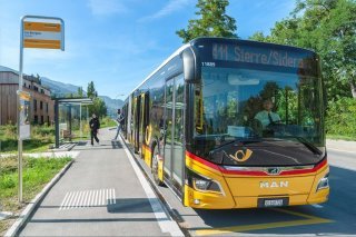 Pour de nombreux arrêts, l'accès doit être libéré, des bandes pour malvoyants peuvent être installées et les trottoirs sont ajustés au matériel roulant, ici à Bramois (photo SCM)